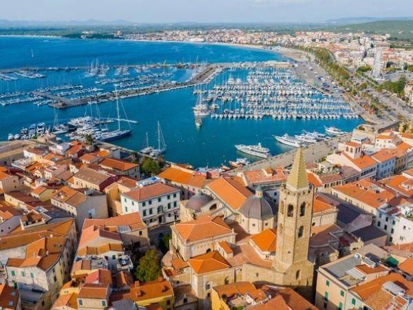 Alghero e una meta immancabile per le vacanze in Sardegna