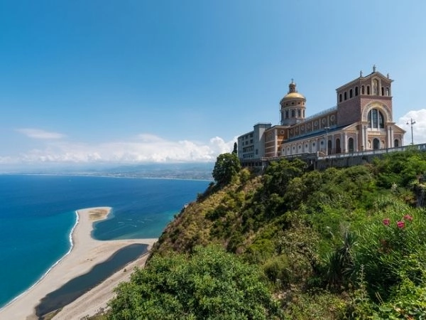 Tindari affacciata sul mare, tra storia, natura e panorami mozzafiato.