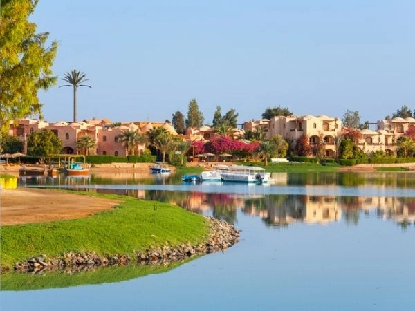 El-Gouna, dai campi di golf fino ad un villaggio di beduini e alla incantevole barriera corallina