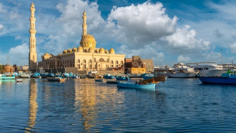 Moschea e porto a Hurghada, Egitto