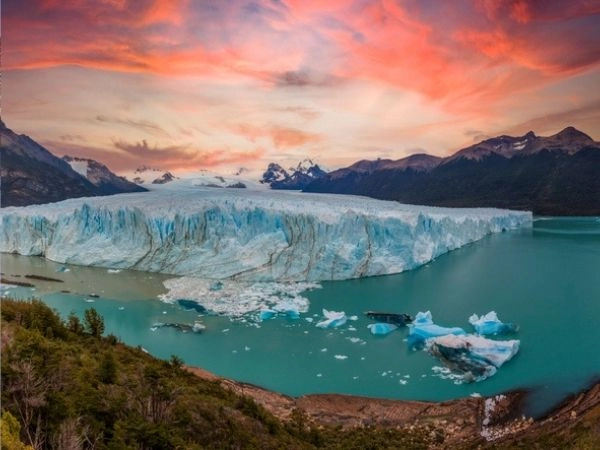 Ghiacciaio Perito Moreno con montagne spettacolari e ghiaccio galleggiante a El Calafate