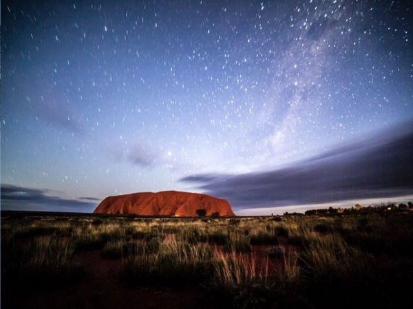 Il fascino della roccia infuocata di Uluru, maglio nota come Ayers Rock
