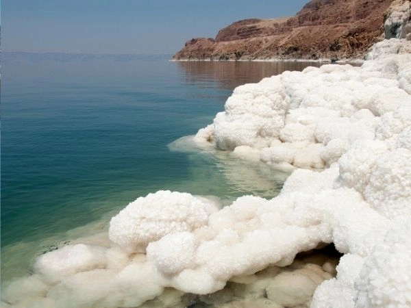 Le acque del Mar Morto fanno della pelle la maggior beneficiaria dei suoi effetti medicamentosi