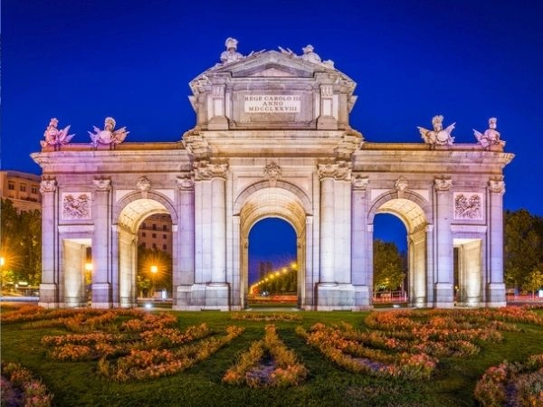 Madrid Puerta de Alcalá inconfondibile monumental gate illuminato crepuscolo Spagna