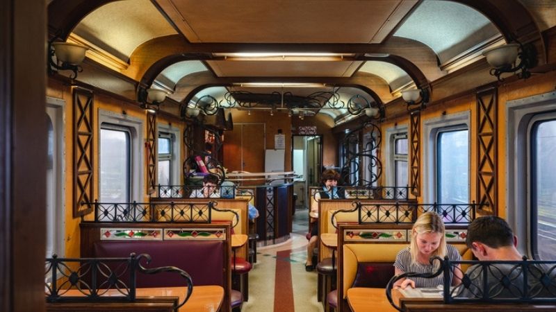 Ristorante a bordo della ferrovia transiberiana in Russia