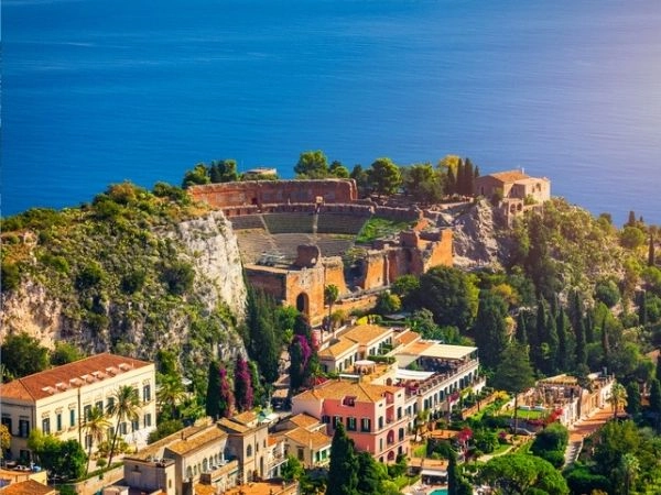 Rovine del teatro greco antico a Taormina, Sicilia, Italia