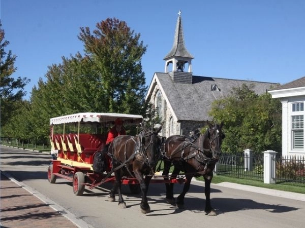 Tipica scena dell'isola di Mackinac Con carrozza trainata da cavalli