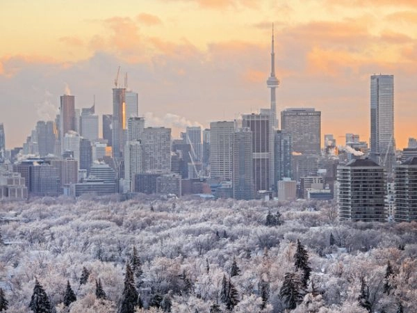 Toronto, la più meridionale delle città, a -20 °C. in inverno è molto nevoso e soleggiato