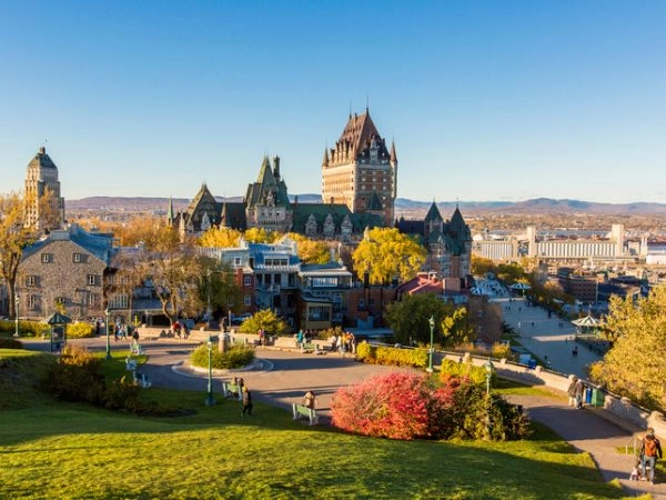 Tour alle iconiche Niagara Falls, lo stile neogotico di Ottawa e le imponenti fortificazioni che cingono Quebec City
