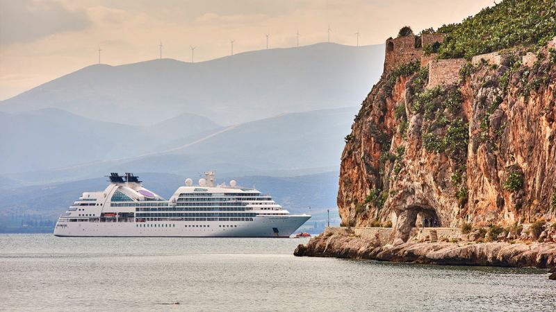 La nave da crociera Seabourn Encore ancorata nel Golfo Argolico