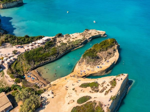 Famosa spiaggia del Canal d'Amour con una bellissima costa rocciosa