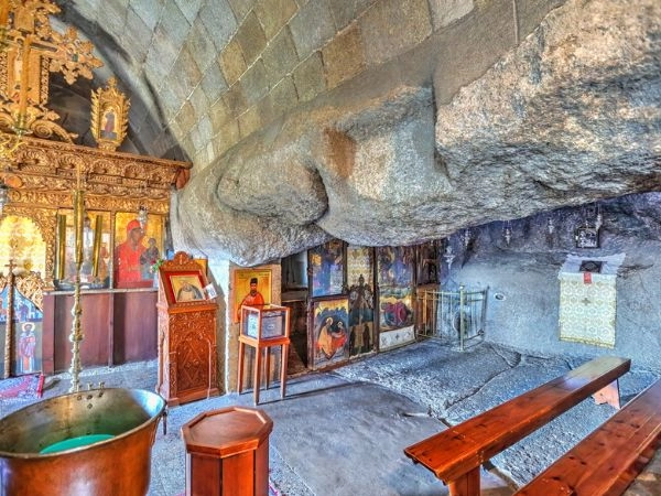 La Grotta dell’Apocalisse, in cui l’evangelista avrebbe ricevuto le sue estatiche visioni