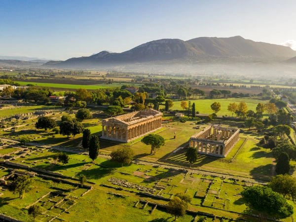 Paestum è una rinomata località, dichiarata patrimonio dell’UNESCO e famosa per il turismo archeologico