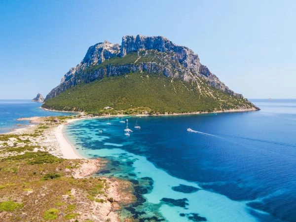 Spiaggia selvaggia di Spalmatore nell'isola di Tavolara
