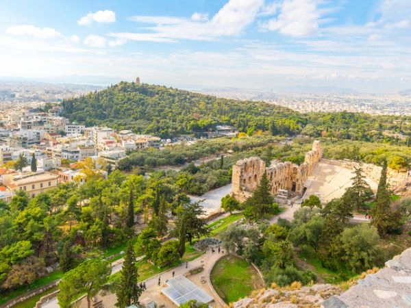 Sulla Collina di Filopappola, visitare la chiesa di Agios Dimitrios, la prigione di Socrate ed i ruderi del Santuario delle Muse