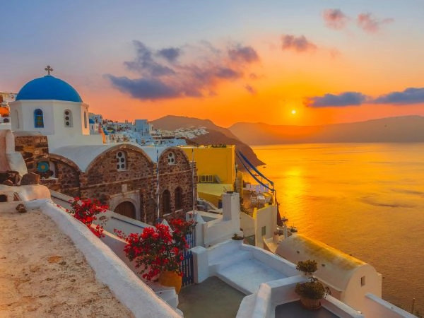 Isola di Santorini è un'icona con le sue tipiche casette bianche