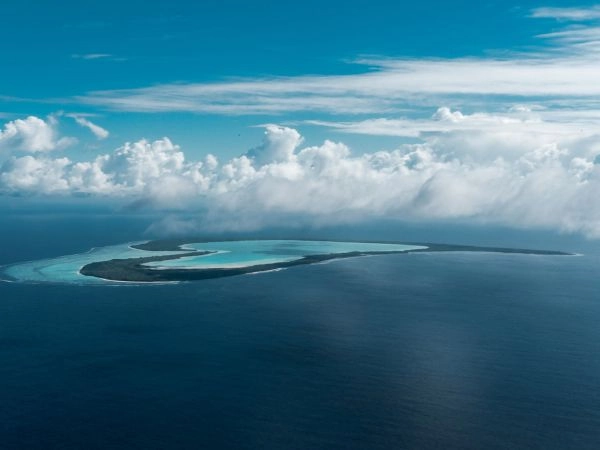 L’atollo è una scogliera madreporica circolare che racchiude al suo interno una laguna
