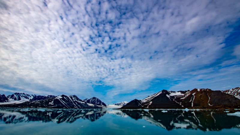 Vacanza dal tramonto infinito alle Isole Svalbard