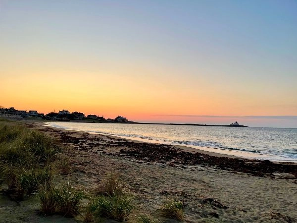 l’elegante baia di Watch Hill Beach si protende in direzione sud-ovest verso la Long Island