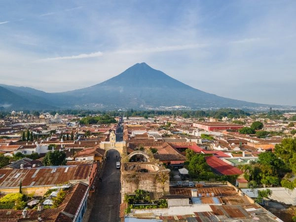 La città di Antigua è adagiata in un'incantevole vallata al centro di tre spettacolari vulcani