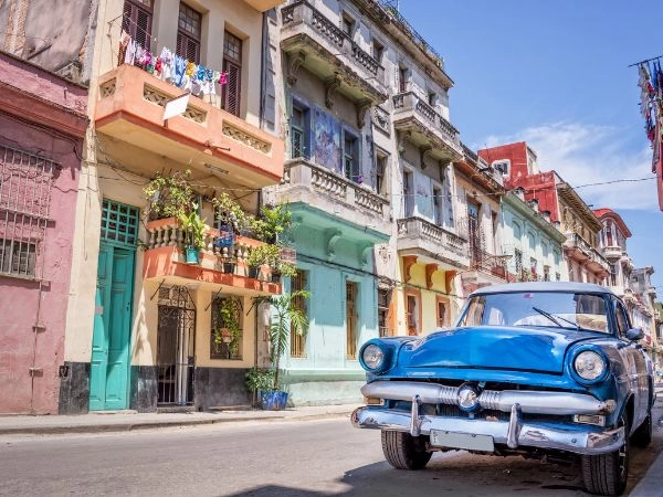 Caminare per le strade della capitale cubana è come fare una passeggiata indietro nel tempo