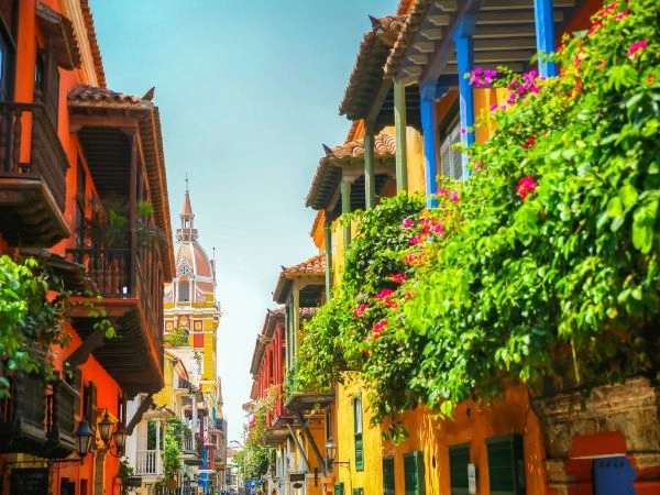 Caminare verso la piazza della città nel centro storico di Cartagena Columbia