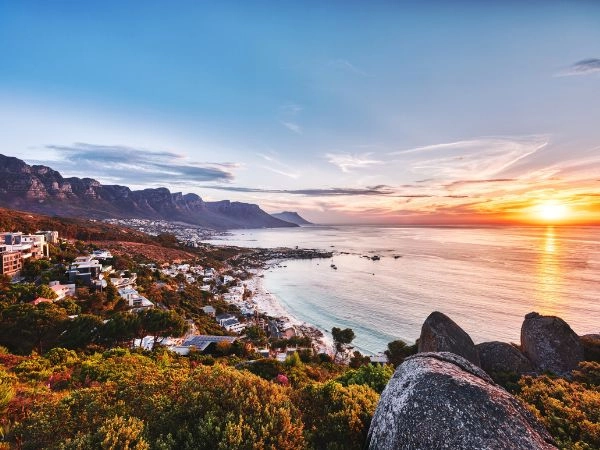 Godere il tramonto di Città del Capo sulla spiaggia di Camps Bay con Table Mountain
