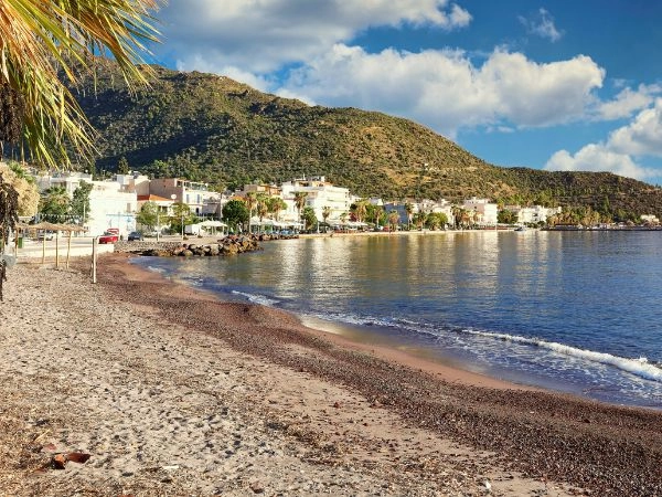 La spiaggia Agioi Anargiri di Methana nel Peloponneso, Grecia