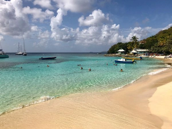 Nel 1968 nacque la Mustique Company per sviluppare un rifugio privato sull'isola per ricchi e famosi