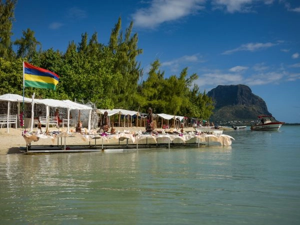 Mauritius, Cucina creola, spezie, pesce fresco, street food, sapori esotici.