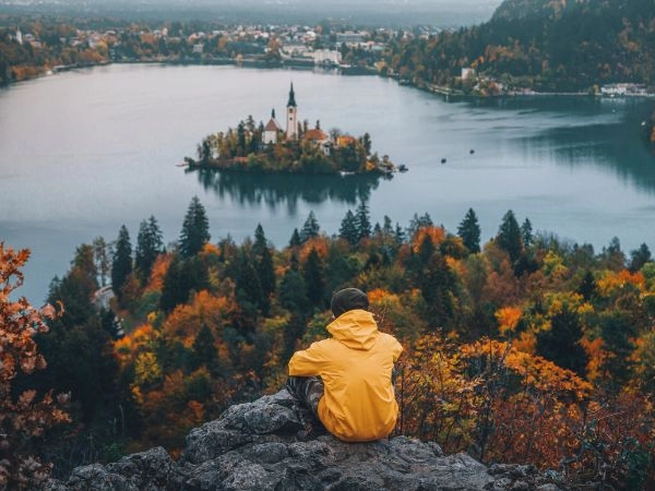 Vedere il lago di Bled (Blejsko Jezero) dal monte Osojnica in Slovenia