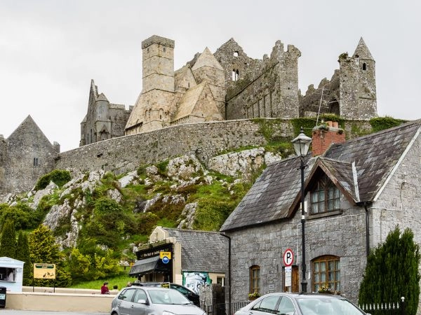 Visitare la città di Cashel, vicino alla famosa Rocca