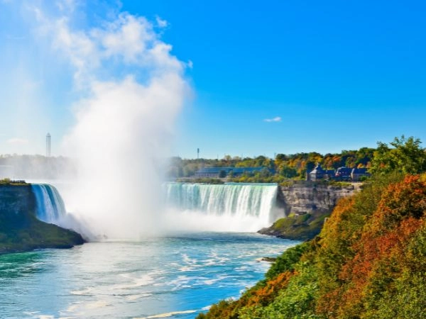 godere i colori dell'autunno a Niagara Parkway, Ontario