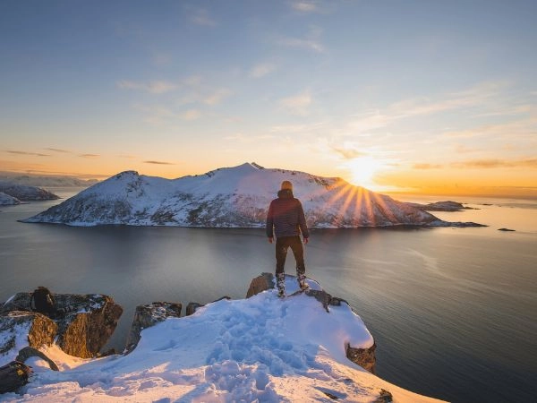 Kvaløya è caratterizzata da una bellissima costa rocciosa e da un paesaggio montuoso