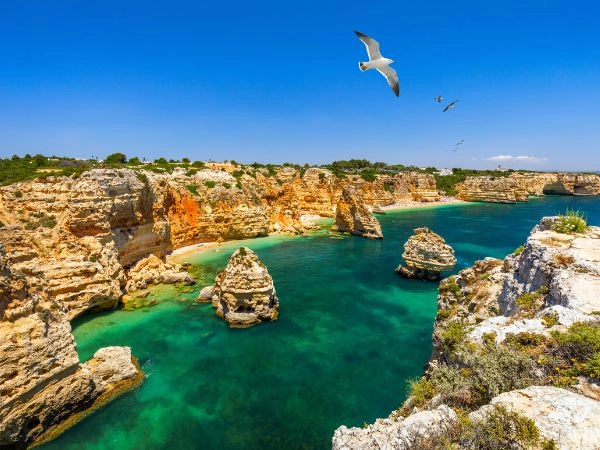 L’Algarve in autunno regala temperature tiepide