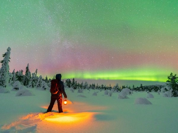 L'aurora boreale in Lapponia appare in cielo in autunno