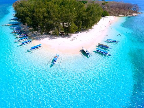 Lombok è un sogno per surfisti, escursionisti