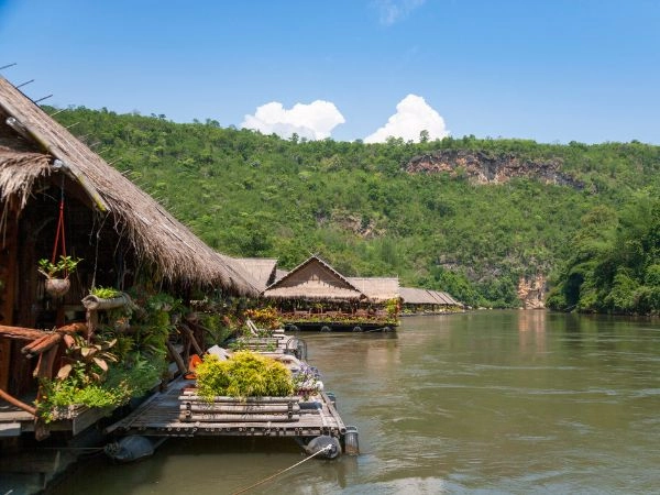 Vivere nelle case fluviali sul fiume Kwai, Kanchanaburi, Thailandia 
