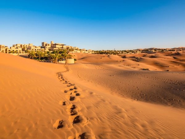 Abu Dhabi con eleganti centri commerciali, safari nel deserto e alloggi lussuosi