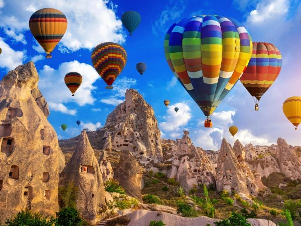 Galleggiando nell’aria sulla mongolfiera colorata che sorvola la Cappadocia, Turchia