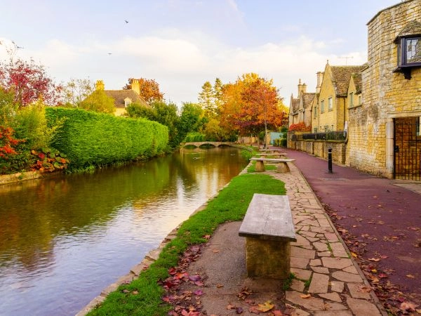 Godere il tramonto di case tipiche, e il fiume Windrush, a Bourton-on-the-Water