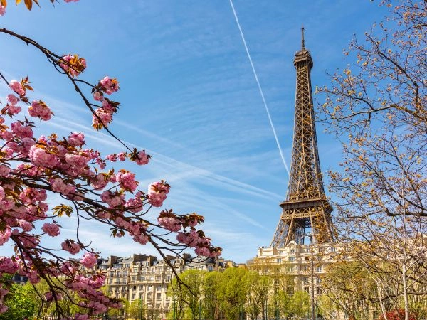 La città romantica di Parigi, Francia, esprimere l’amore davanti alla Torre Eiffel