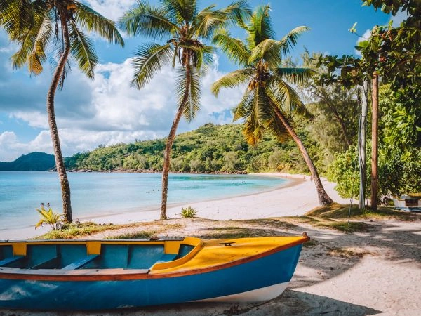 Seychelles, dalle montagne dell'arcipelago, a baie di soffice sabbia bianca che si incurvano sul cristallino Oceano Indiano