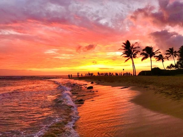 Visitare la spiaggia di Poipu sul lato sud di Kauai, Hawaii al tramonto