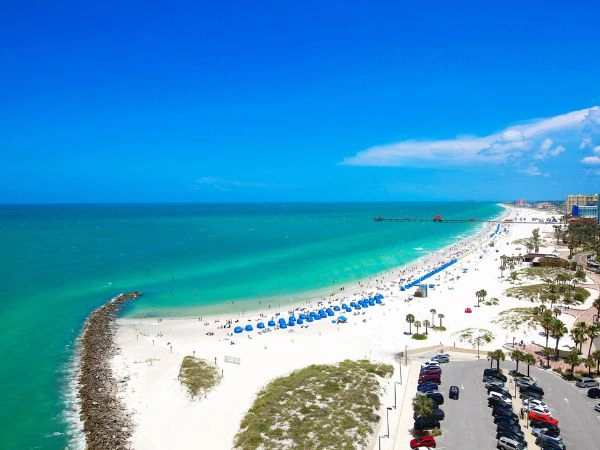 Clearwater Beach offre una base divertente per un soggiorno con molti negozi, ristoranti e locali notturni