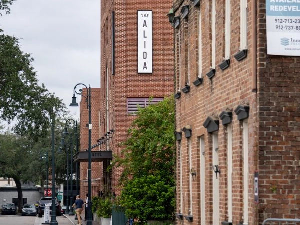 Hotel Alida, l’inconfondibile firma dei suoi mattoni a vista e delle sue opere d’arte