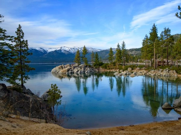Lake Tahoe, noleggia una barca al porto turistico e vai a divertirti sull'acqua o prendi una lezione di sci nautico