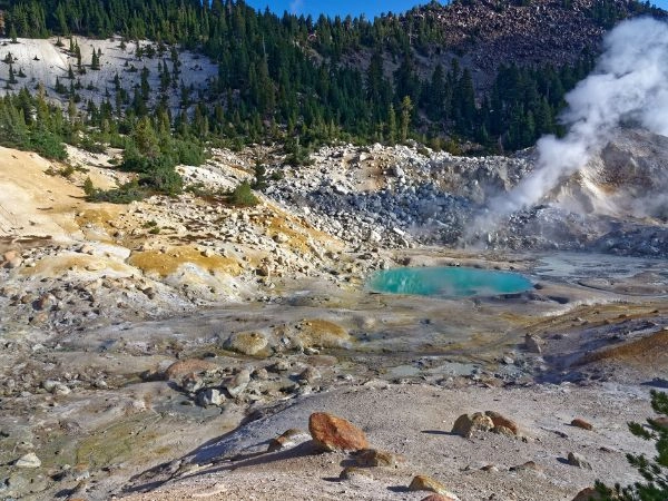 Lassen Volcanic National Park è una destinazione unica, ricca di vulcani, sentieri escursionistici e affascinanti aree geotermiche