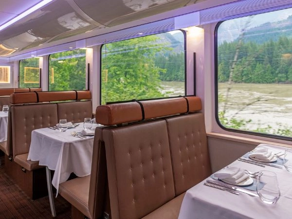 Rocky Mountaineer percorre circa 450 km al giorno viaggiando solo nelle ore di luce