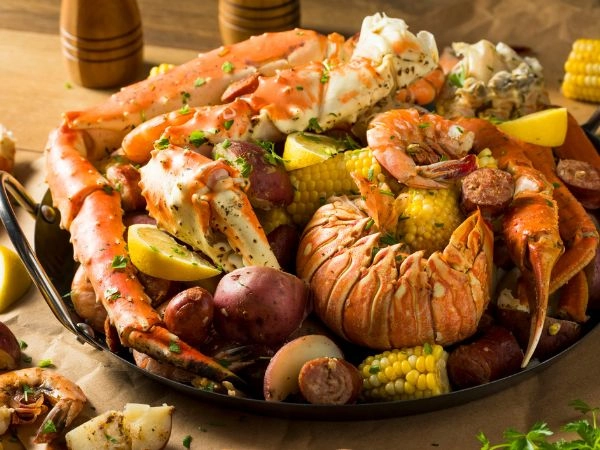 Seafood Boil con crostacei, aragoste, scampi e granchi